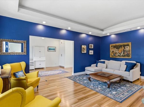 2463 Pine Tree Dr PH, Miami Beach FL 33140