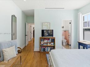 2463 Pine Tree Dr PH, Miami Beach FL 33140