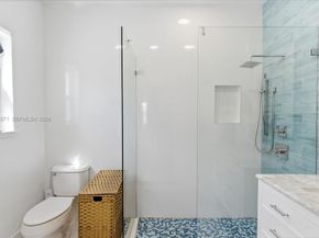 2463 Pine Tree Dr PH, Miami Beach FL 33140