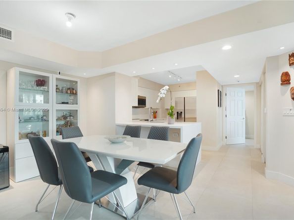 1155 Brickell Bay Dr 704, Miami FL 33131