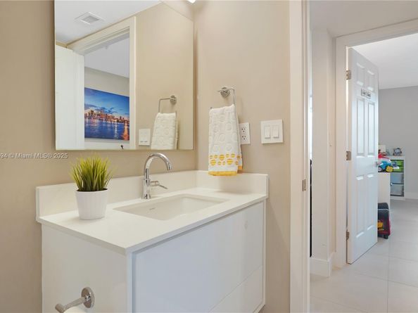 1155 Brickell Bay Dr 704, Miami FL 33131