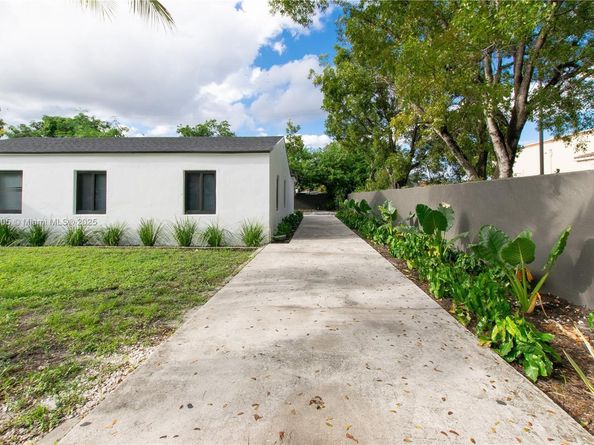 769 NW 118th St, Miami FL 33168
