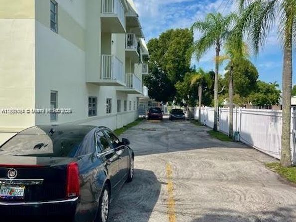 12890 NE 8th Ave 102, North Miami FL 33161