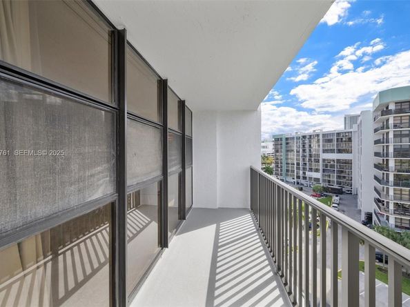 600 Parkview Dr 831, Hallandale Beach FL 33009