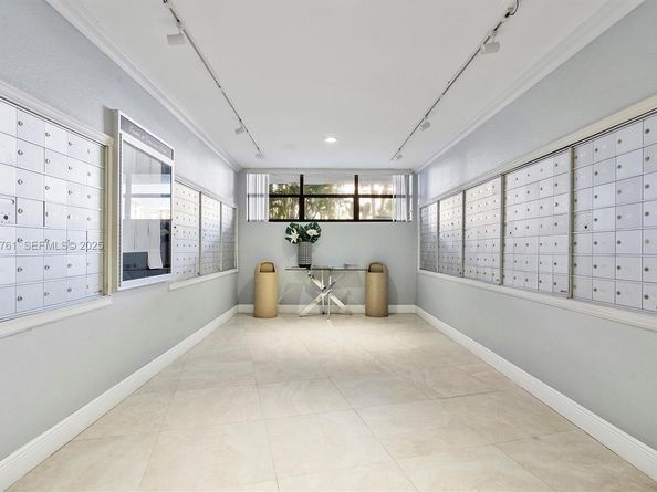 600 Parkview Dr 831, Hallandale Beach FL 33009