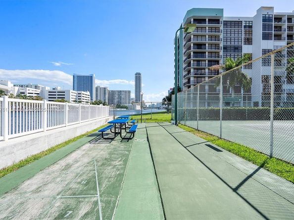 600 Parkview Dr 831, Hallandale Beach FL 33009