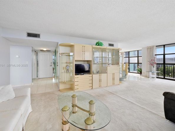 600 Parkview Dr 831, Hallandale Beach FL 33009