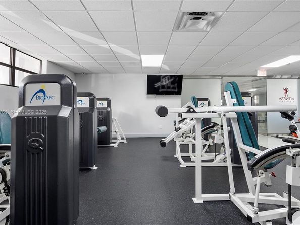 600 Parkview Dr 831, Hallandale Beach FL 33009