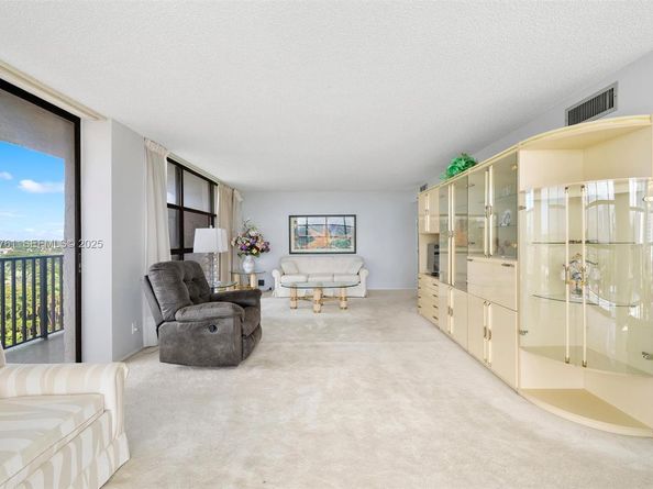 600 Parkview Dr 831, Hallandale Beach FL 33009