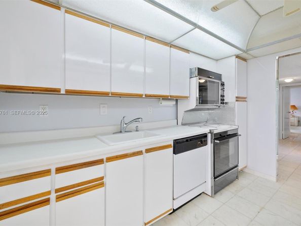 600 Parkview Dr 831, Hallandale Beach FL 33009