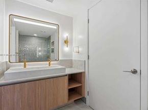 601 NE 1st 4114, Miami FL 33132