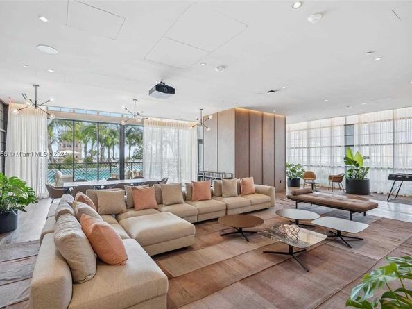 601 NE 1st 4114, Miami FL 33132