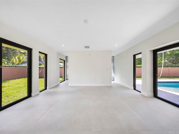 8120 SW 162nd St, Palmetto Bay FL 33157