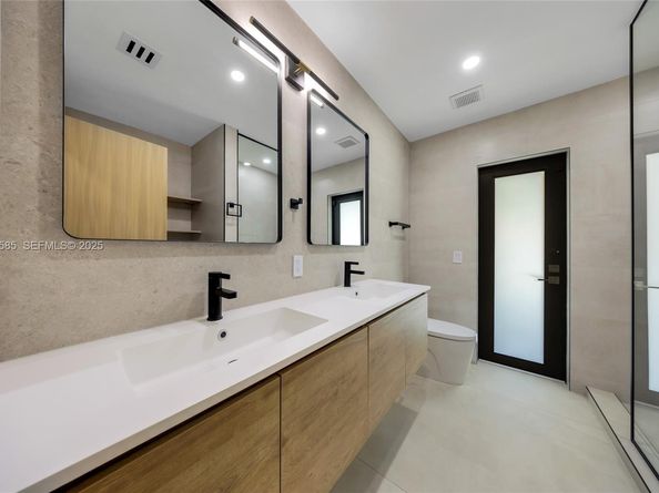 8120 SW 162nd St, Palmetto Bay FL 33157