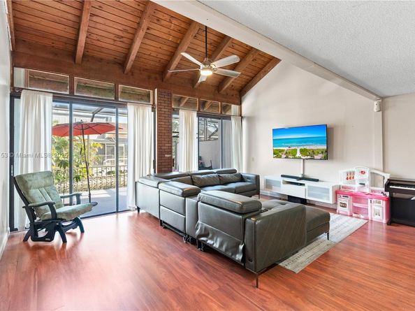 1523 NW 113th Way, Pembroke Pines FL 33026