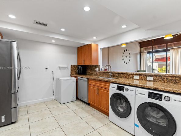 1523 NW 113th Way, Pembroke Pines FL 33026