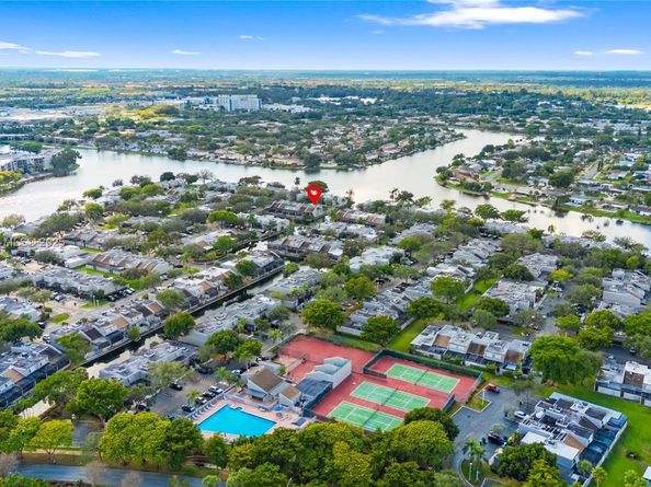 1523 NW 113th Way, Pembroke Pines FL 33026