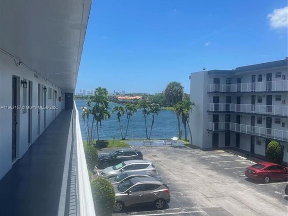 445 NE 195th St 326, Miami FL 33179
