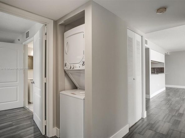 1200 Brickell Bay Dr 2501, Miami FL 33131
