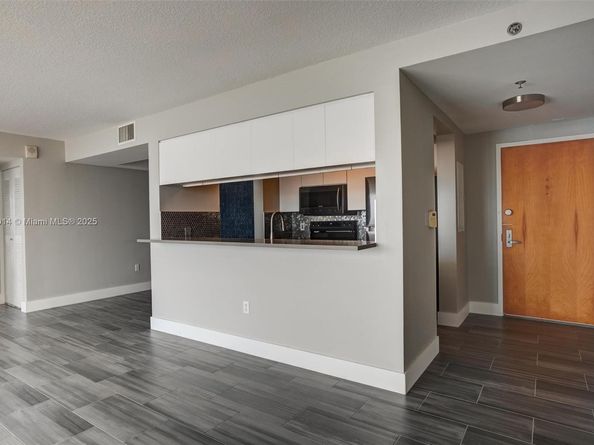 1200 Brickell Bay Dr 2501, Miami FL 33131