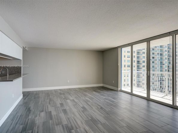 1200 Brickell Bay Dr 2501, Miami FL 33131