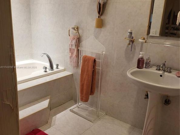 6771 NW 199th Ter, Hialeah FL 33015