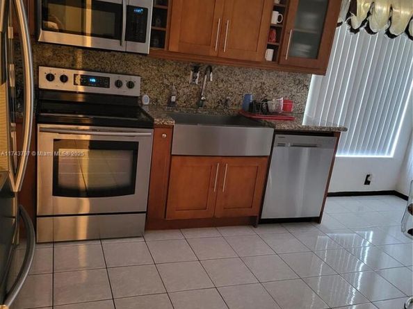 6771 NW 199th Ter, Hialeah FL 33015