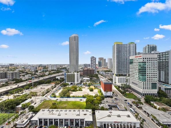 239 SW 9th St 2303, Miami FL 33130
