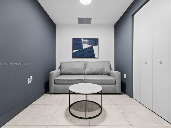 239 SW 9th St 2303, Miami FL 33130