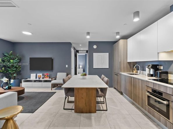 239 SW 9th St 2303, Miami FL 33130