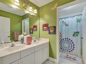 10643 NW 54th St, Doral FL 33178