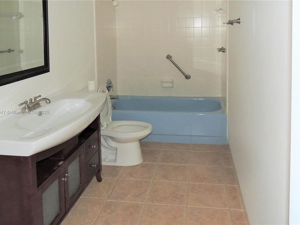 3040 NE 16th Ave 216, Oakland Park FL 33334