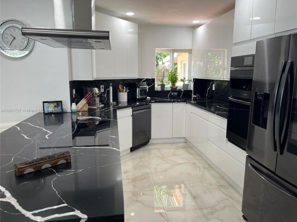 1014 W 68th St, Hialeah FL 33014