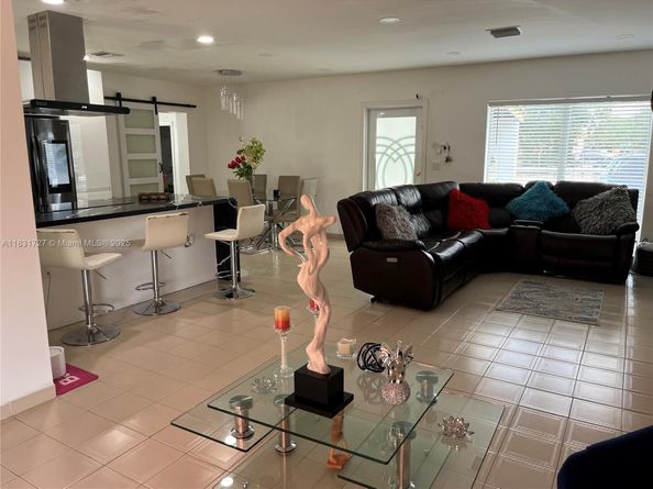 1014 W 68th St, Hialeah FL 33014