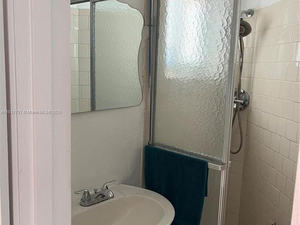 1014 W 68th St, Hialeah FL 33014