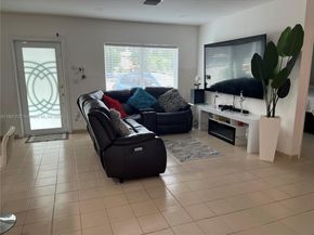 1014 W 68th St, Hialeah FL 33014