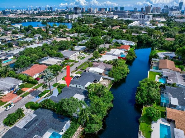 2340 NE 194th St, Miami FL 33180