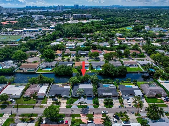 2340 NE 194th St, Miami FL 33180