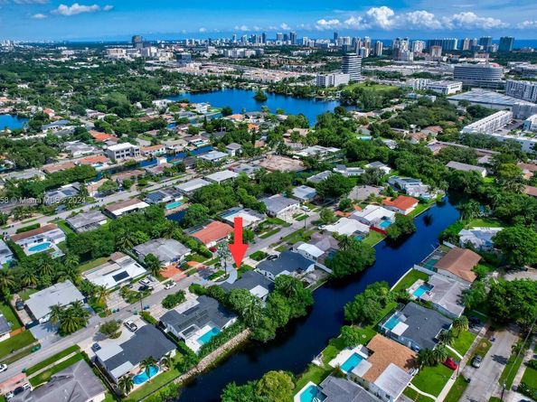 2340 NE 194th St, Miami FL 33180