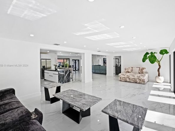 2340 NE 194th St, Miami FL 33180