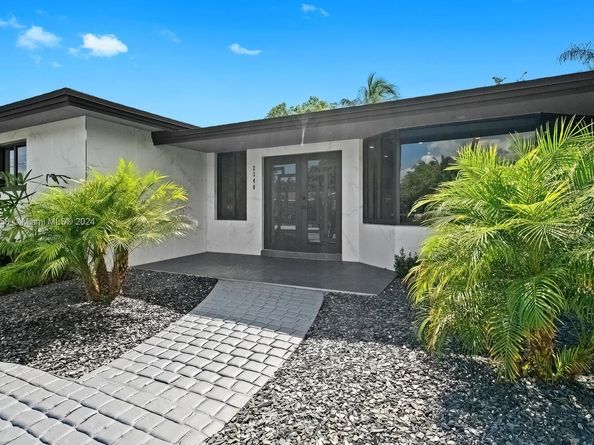 2340 NE 194th St, Miami FL 33180