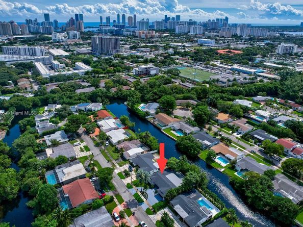 2340 NE 194th St, Miami FL 33180