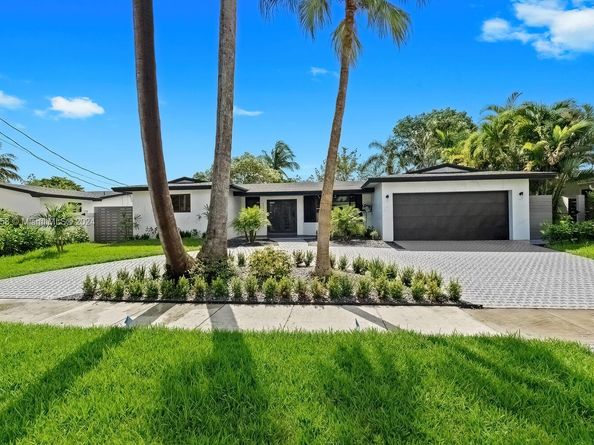 2340 NE 194th St, Miami FL 33180