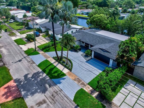 2340 NE 194th St, Miami FL 33180