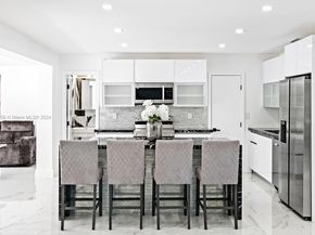 2340 NE 194th St, Miami FL 33180