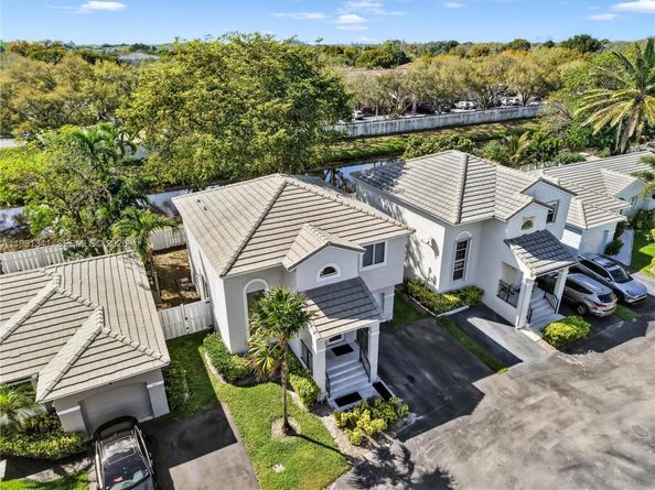 9913 NW 2nd St, Plantation FL 33324