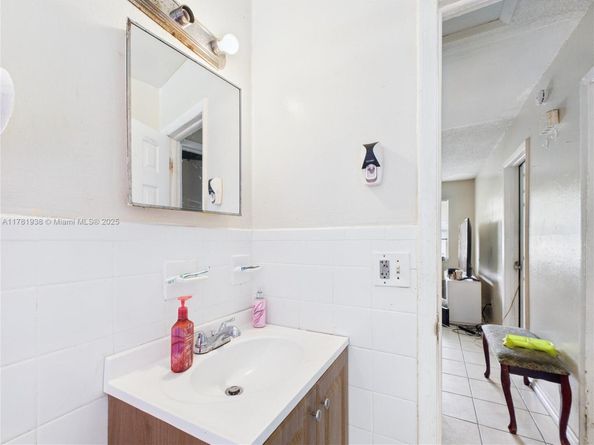 2707 NW 13th St, Fort Lauderdale FL 33311