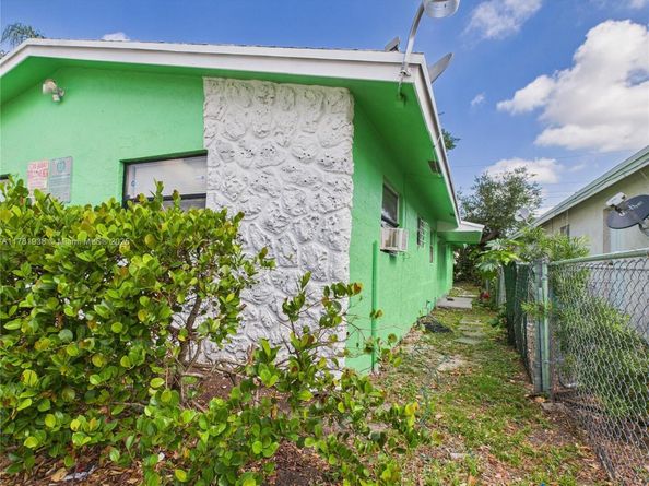 2707 NW 13th St, Fort Lauderdale FL 33311