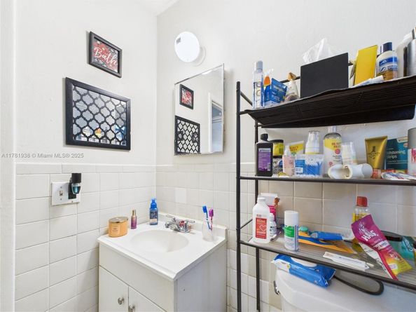 2707 NW 13th St, Fort Lauderdale FL 33311