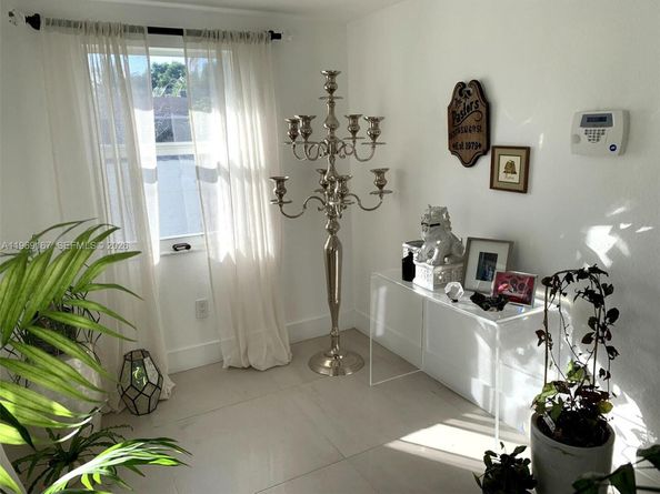 61 NW 53rd St, Miami FL 33127